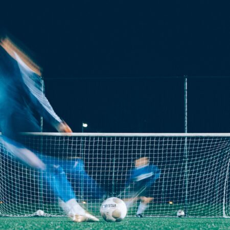 Comparazione tra calcio gaelico e calcio tradizionale